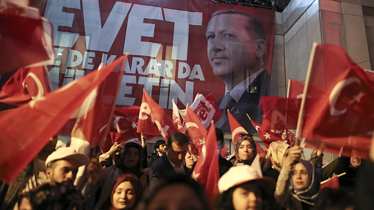 תומכי ארדואן באיסטנבול לאחר משאל העם בטורקיה