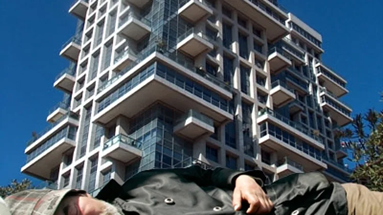 קבצן על רקע מגדלי אקירוב