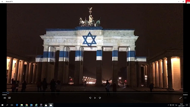 שער ברנדנבורג מואר בדגל ישראל לאות הזדהות