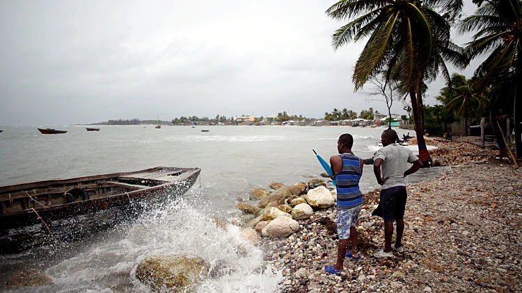 הוריקן "מת'יו": אובמה הכריז על מצב חירום בארבע מדינות – 2.5 מיליון יפונו מבתיהם | חדשות 13