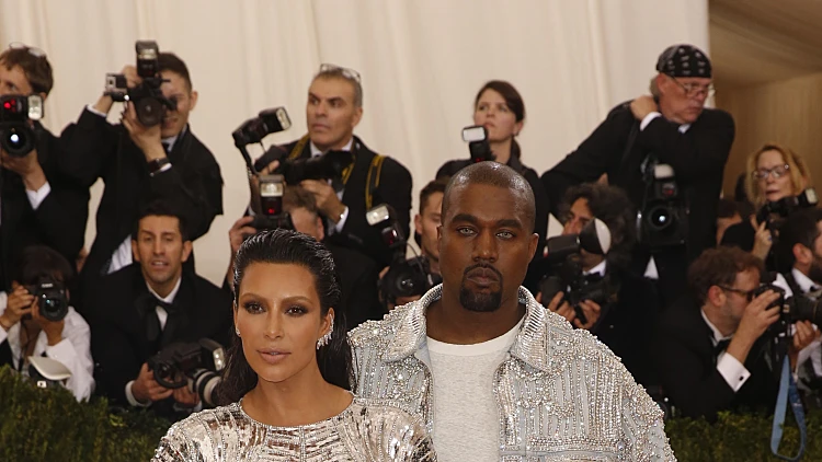 קים קרדשיאן חושפת: "קניה ווסט טען שזייפתי את השוד בפריז"