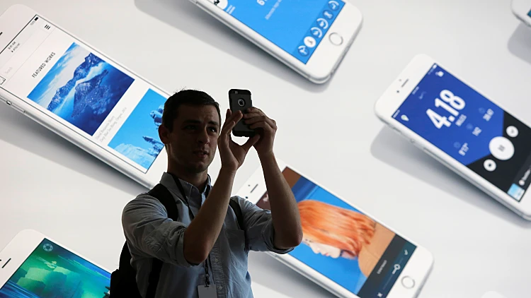 מבקר בחנות של אפל בניו יורק