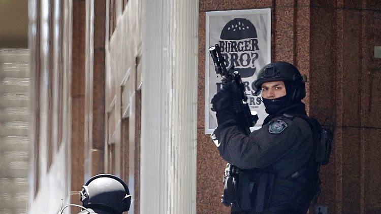 שוטרים מחוץ לבית הקפה עליו השתלט חמוש בסידני