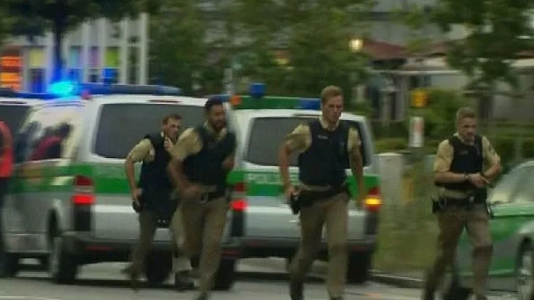 שוטרים גרמנים בזירת אירוע הירי בקניון "אולימפיה" במינכן