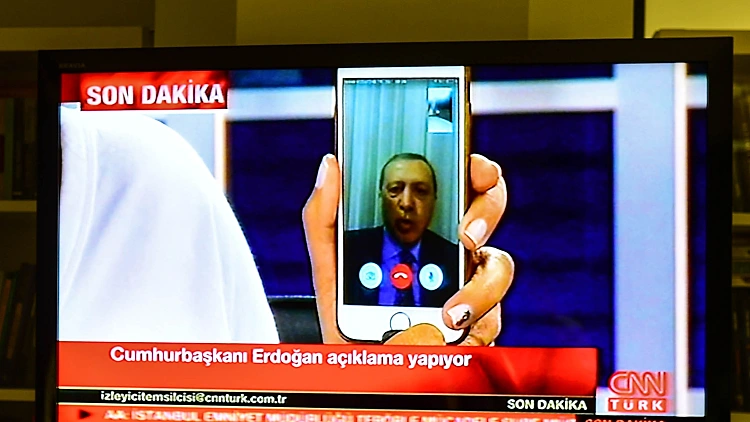 נשיא טורקיה ארדואן מתקשר עם רשת הטלוויזיה CNN Turk בפלאפון