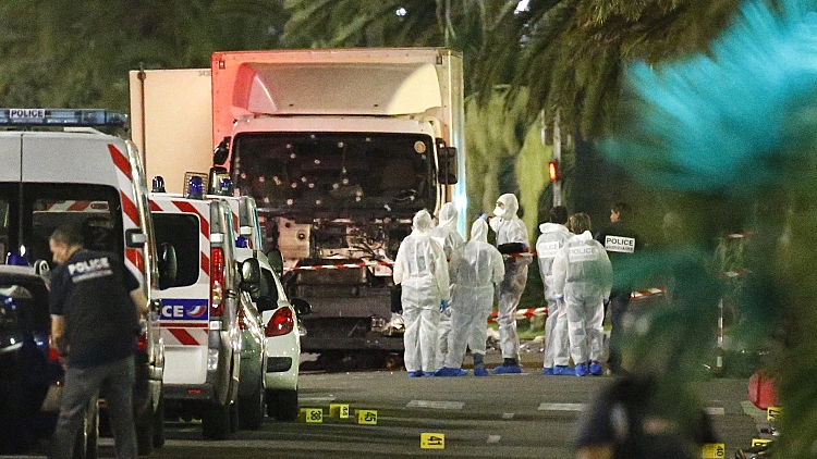 אנשי משטרה ליד המשאית איתה בוצע הפיגוע בניס