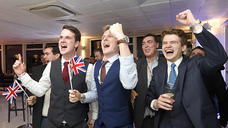 תומכים בעזיבת בריטניה את האיחוד האירופי חוגגים