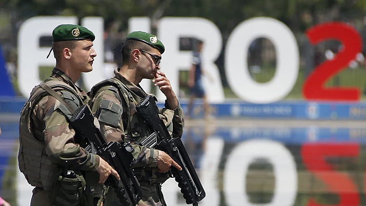 מאבטחים לקראת יורו 2016 בצרפת