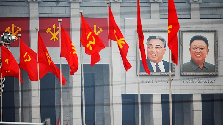 דגלי מפלגת הפועלים של קוריאה הצפונית מונפים בפיונגיאנג