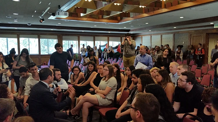 ניר ברקת, ראש עיריית ירושלים במהלך הרצאה באוניברסיטת סן פרנסיסקו