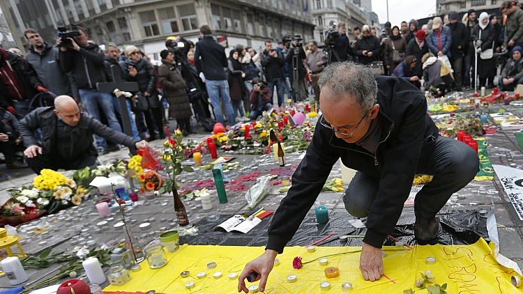 מתאבלים במרכז בריסל אחרי הפיגועים