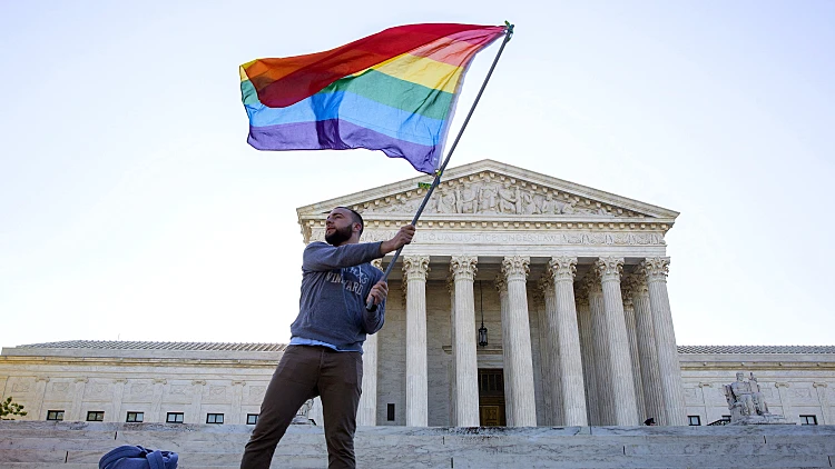 פעיל מניף את דגל הגאווה מול בית המשפט העליון בארה"ב