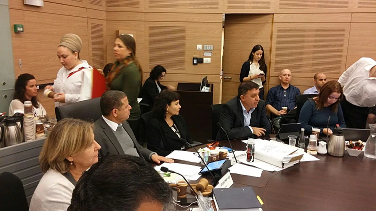 השר להגנת הסביבה אבי גבאי בדיון בוועדת הכלכלה של הכנסת בנושא מתווה הגז