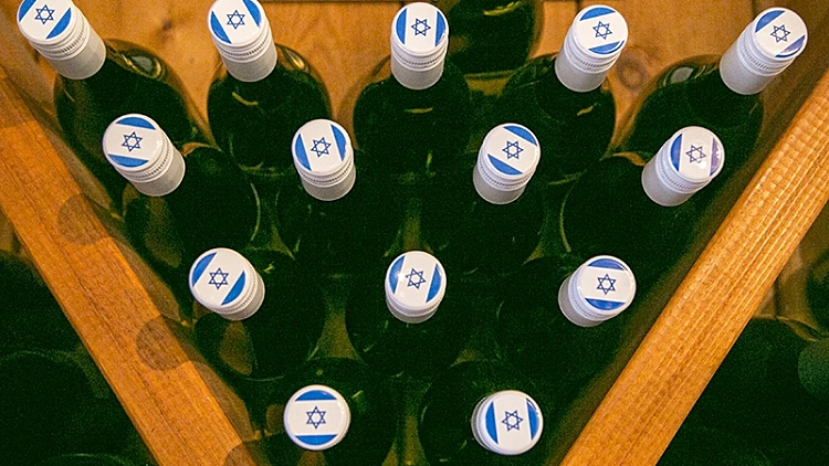 יינות מהגולן, שעל פקקיהם הוטבע דגל ישראל במחאה על סימון מוצרים מהתנחלויות