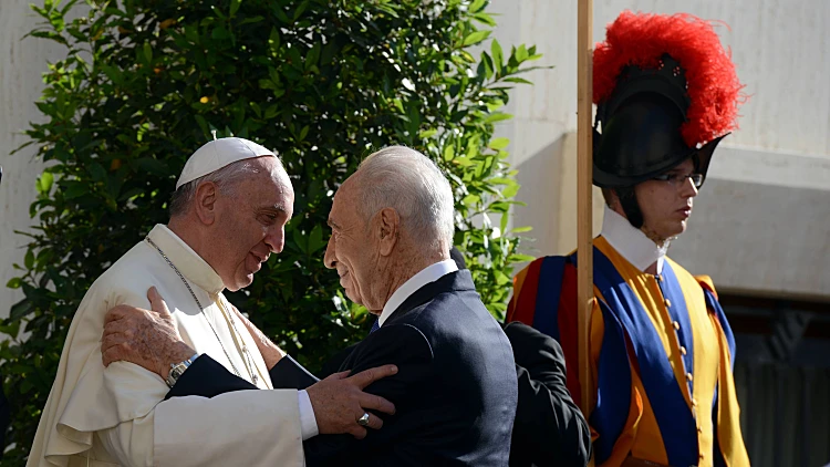 הנשיא פרס בתפילה מיוחדת בוותיקן