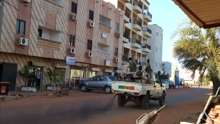 זירת האירוע בבירת מאלי =מלאקו, בה חמושים לקחו 170 בני ערובה במלון