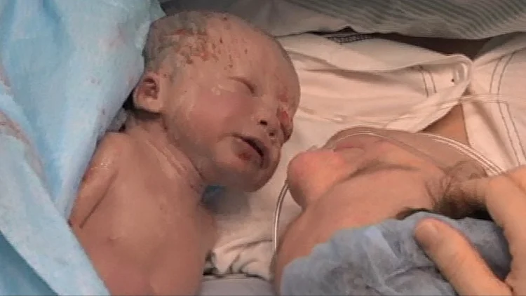 התינוק וינסנט, שנולד בזכות תרומת רחם של סבתו לאמו