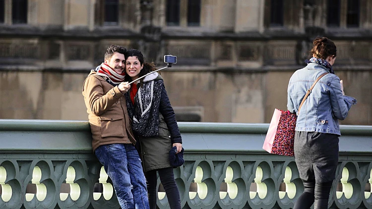 זוג מצטלם עם סלפי סטיק  בלונדון