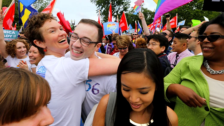 חוגגים אישור נישואים גאים מחוץ לבית המשפט העליון בארה"ב