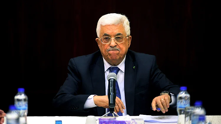 לאחר הצגת תוכנית המאה: אבו מאזן מצוי בין הפטיש לסדן • פרשנות