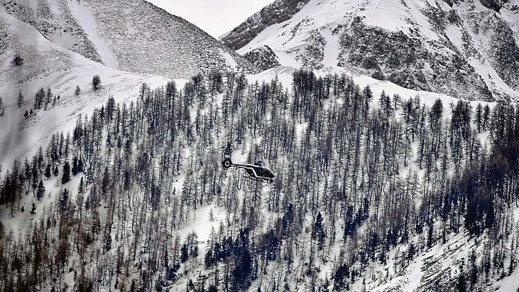 חיפושים באזור התרסקת המטוס הגרמני באלפים