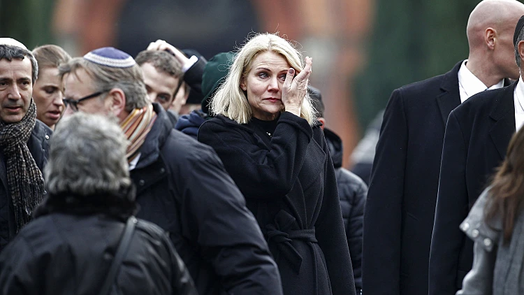 הלה תורנינג שמידט, ראשת ממשלת דנמרק, בהלווייתו של דן אוזן שנרצח בקופנהגן