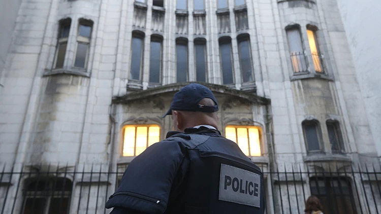 מאבטח ליד בית כנסת בפריז