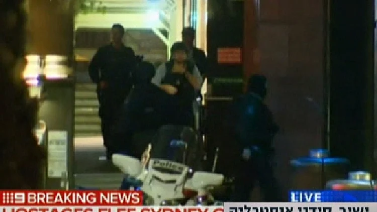 המשטרה פורצת לבית הקפה בסידני, אוסטרליה