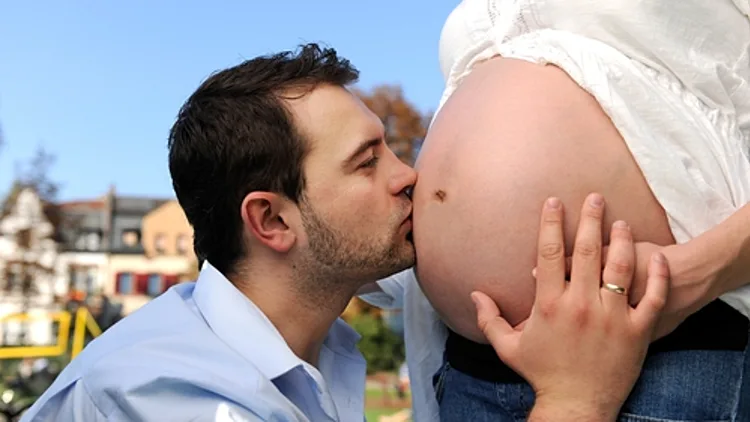 גבר מנשק בטן הריון