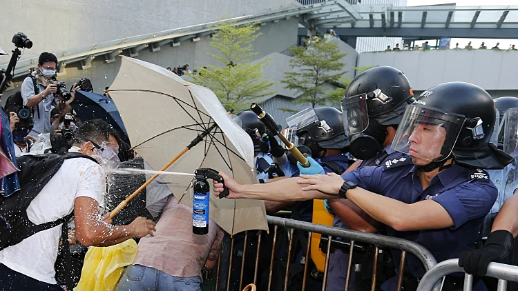 המשטרה משתמשת בתרסיסי גז נגד מפגינים בהונג קונג בעד דמוקרטיה