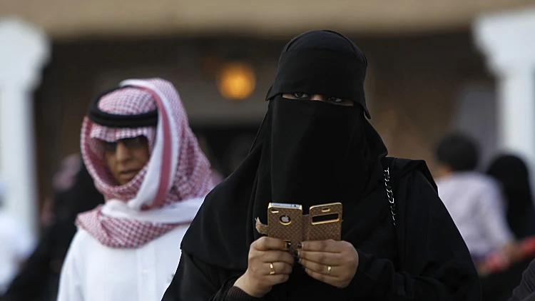 אישה בסעודיה משתמשת באייפון