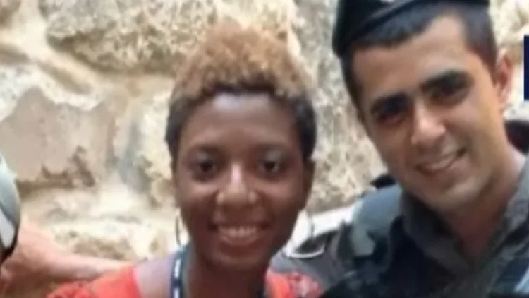 צעירה אמריקנית המצעת פעולות הסברה עבור ישראל