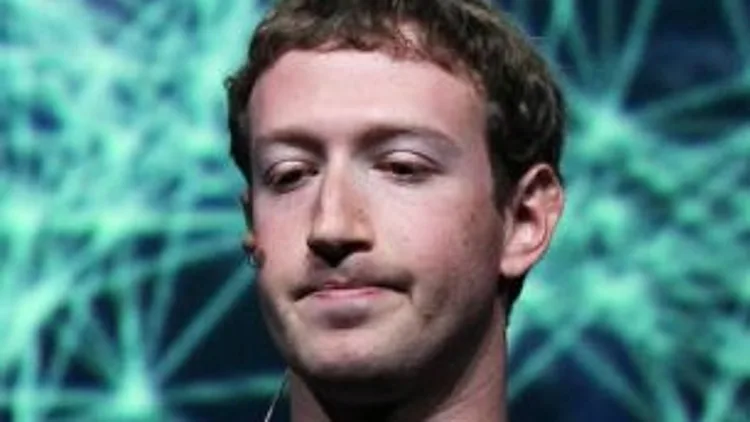 מארק בחולצה אפורה