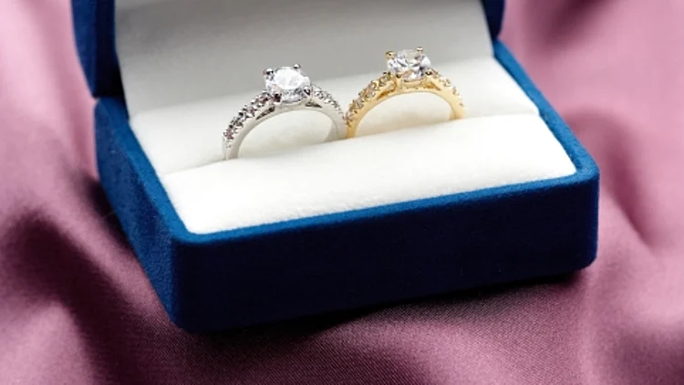 הקשר בין אהבה לנישואים: "אנשים מרגישים צורך לרצות את המשפחה והסביבה"