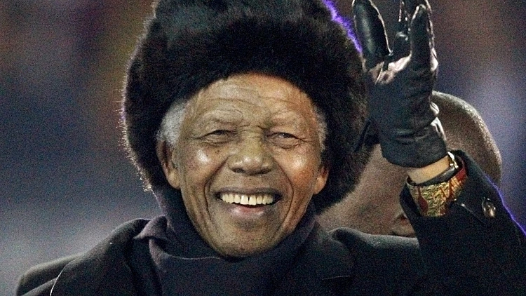 כמה הייתם משלמים כדי לישון במיטה של נלסון מנדלה? צפו