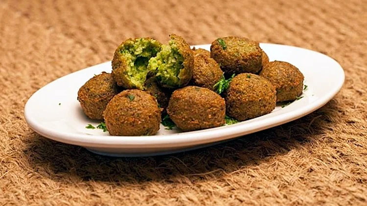 כדורי פלאפל בצלחת