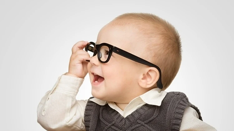 ילד עם משקפיים קורא ספר