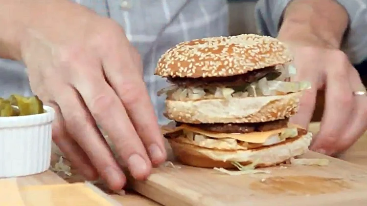 מכינים בבית המבורגר של מקדונלדס