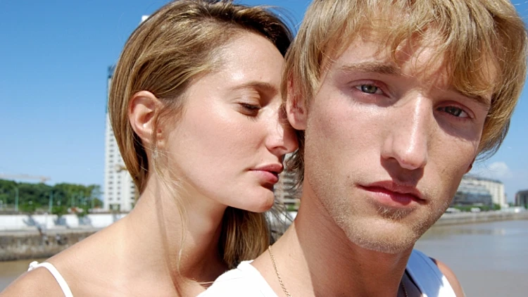 צעיר וצעירה מאוהבים על החוף