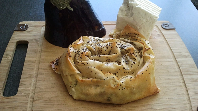 שבלול גבינות וחציל לפני גלגול לכתבה בעולם היין תמונה ראשית ולהפניות