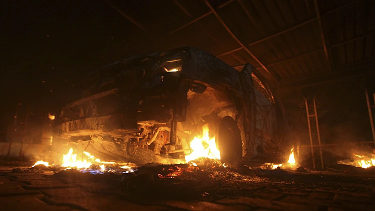 מכונית בוערת בנציגות ארצות הברית בבנגאזי בלוב