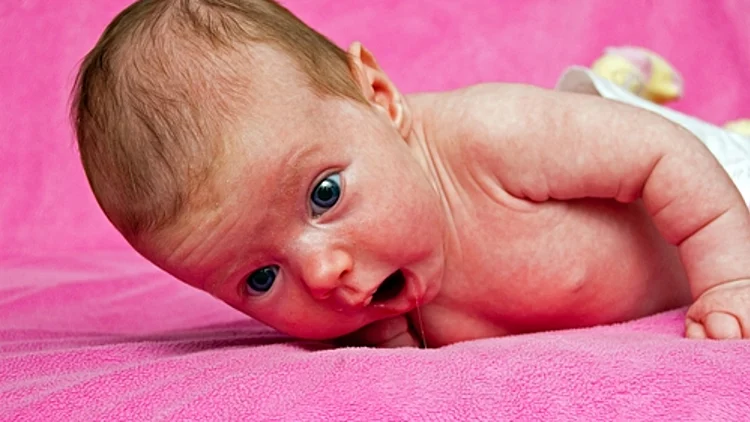 תינוקת על הבטן