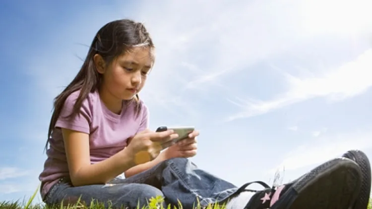 ילדה עם פלאפון