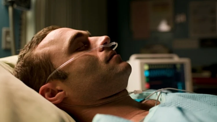 גבר ישן בבית חולים