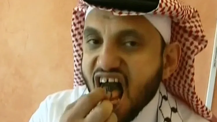 אדם אוכל 22 עקרבים