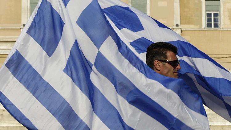 איש מתעטף בדגל יוון