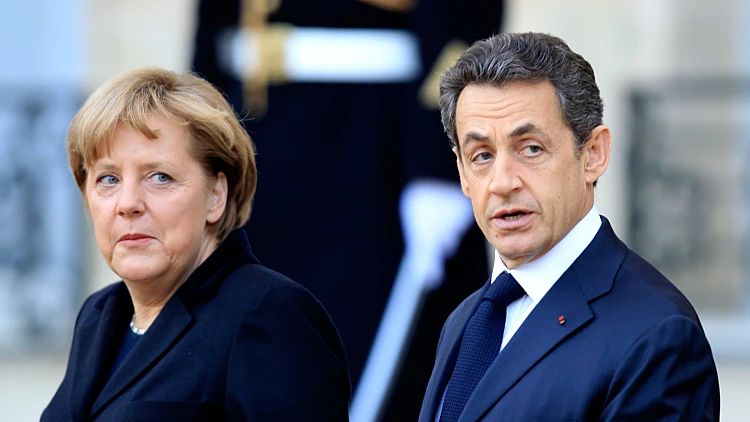 נשיא צרפת, ניקולא סרקוזי, וקנצלרית גרמניה, אנגלה מרקל, בתום פגישה בפריז בנושא המשבר בגוש האירו