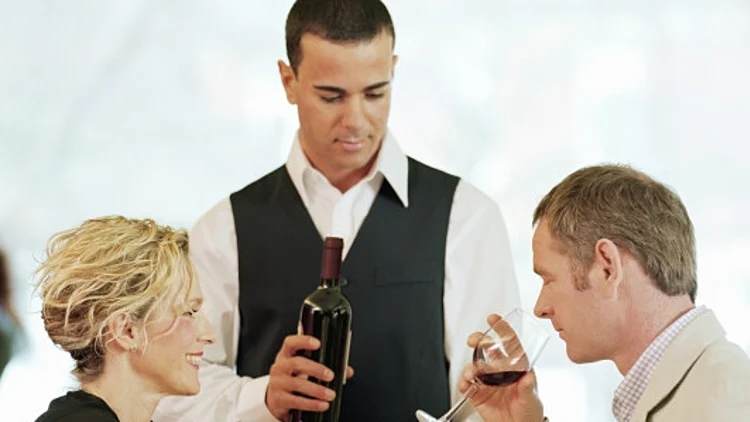 יוזמת המלצרים: תפסיקו עם הטיפים