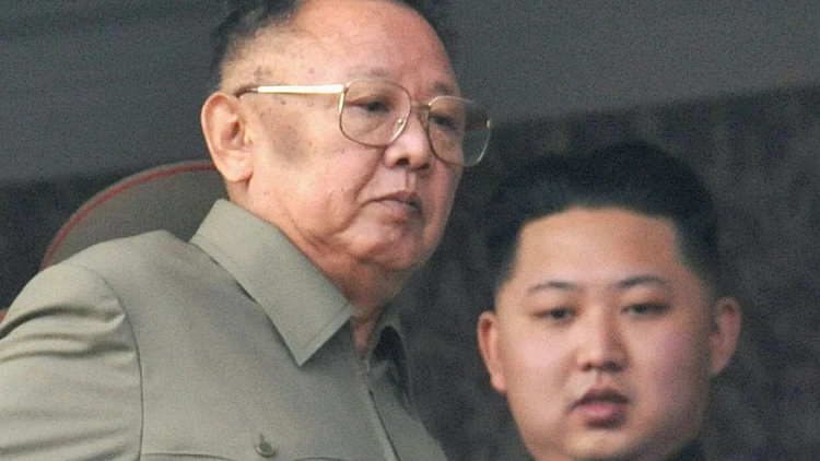 קים ג'ונג איל ובנו  קים ג'ונג און-במצעד צבאי