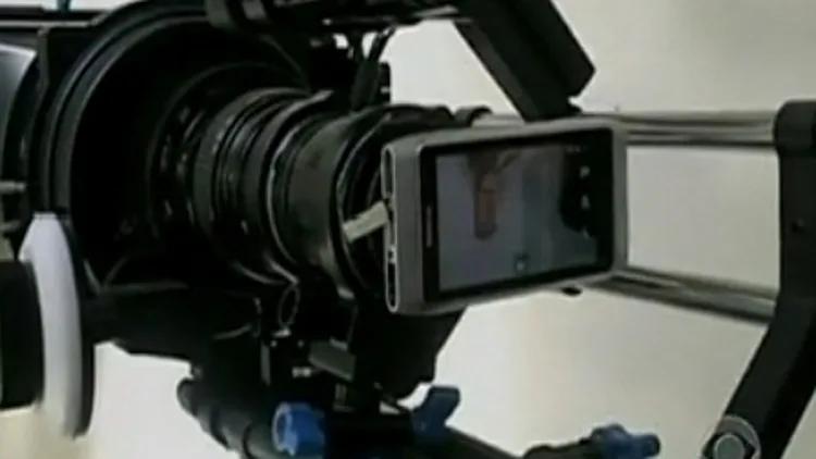 סמארטפון מחובר לעדשת 35 מילימטר